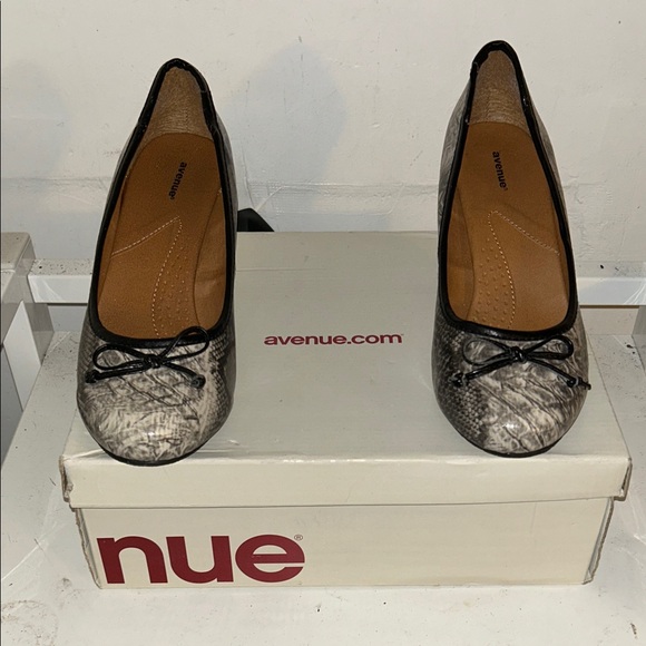 Women's Black and Gray Ballet Heels from Avenue sz 10 W - Picture 1 of 4